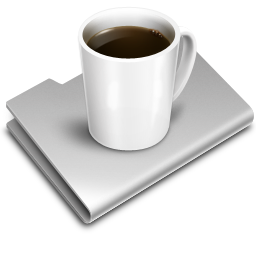 Kaffeetasse auf zugeklapptem Laptop