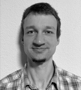 Gründer von sudoku-drucken.de am Schreibtisch